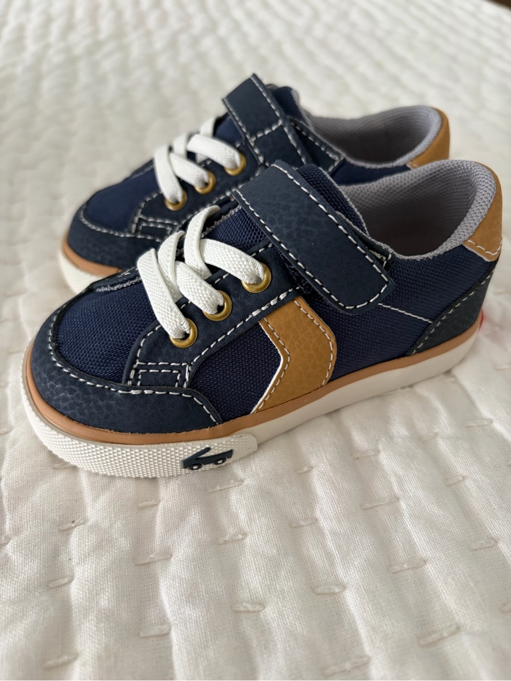 NIB See Kai Run Connor Navy and Tan Size 6 Sneakers